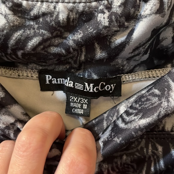 Silver and Black Rose Patterned Yoga Legging - Picture 5 of 5